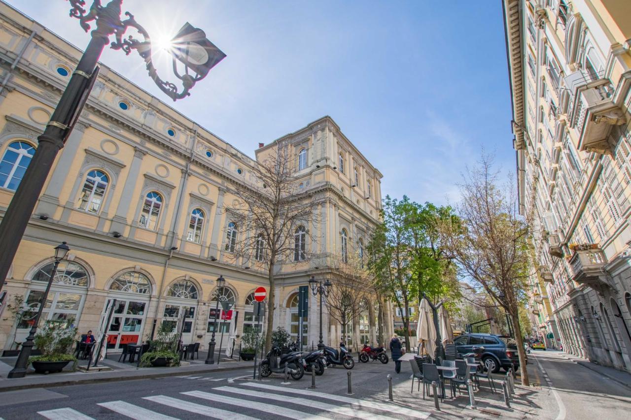 Casa Vacanze Al Teatro Trieste Dış mekan fotoğraf
